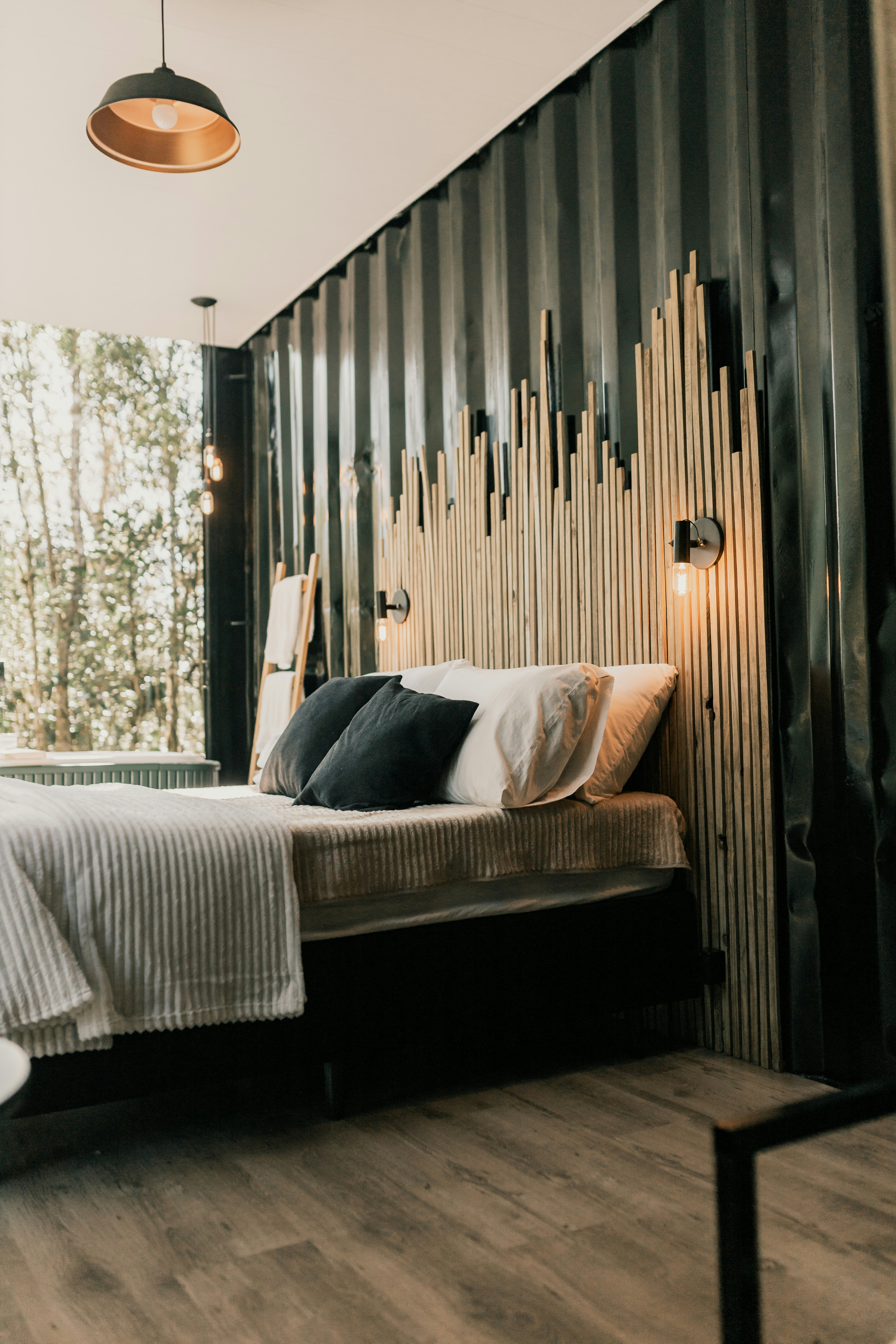 Bedroom with slatted backdrop